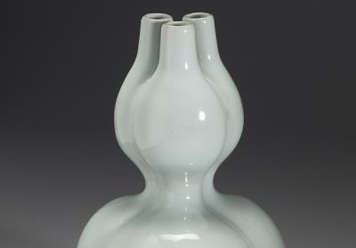 图片[2]-Gourd-shaped vase with three-neck body in pale green glaze, Qing dynasty, Qianlong reign (1736-1795)-China Archive